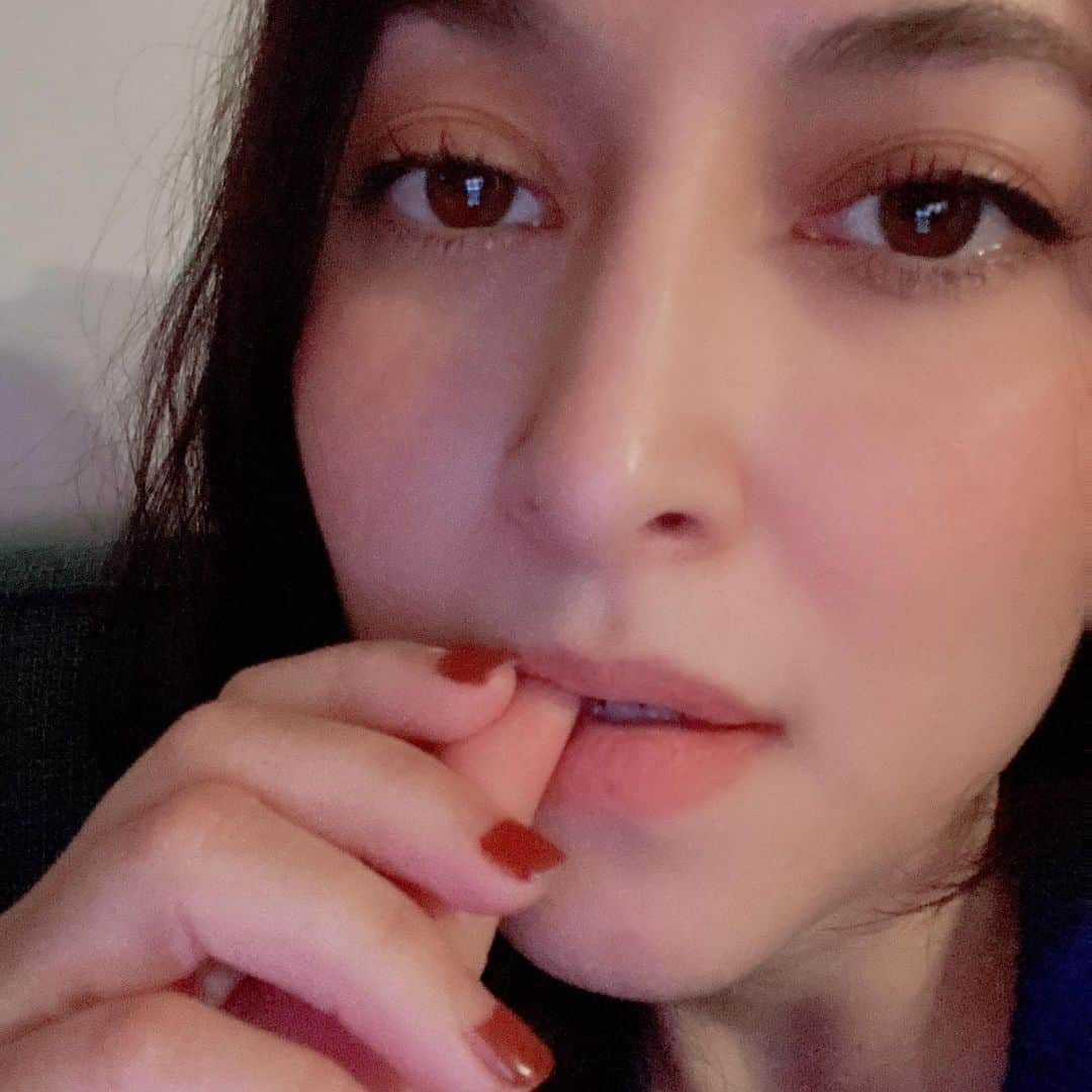 フリーディアのインスタグラム：「Last week of the year. Who’s excited and who’s nervous? Everything about 2020 has felt off for me. Here’s to hoping for a clearer 2021! * *  今年の最後の週。 誰が興奮し、誰が緊張していますか？  2020年についてのすべてが私にとって気分が悪い感じでした。 より明確な2021を期待しています！ #新年　#どうなるのか  #2020 #2021 #nervous #curious #leaveitallbehind #lastweekoftheyear #almostover #friediamn #friedia」