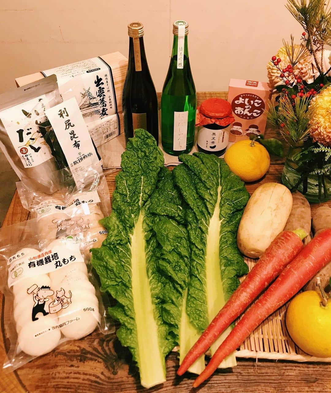 FOOD&COMPANYさんのインスタグラム写真 - (FOOD&COMPANYInstagram)「【学芸大学店】﻿ ﻿ いよいよ今年も残すところあとわずかとなりました。﻿ 店頭には年末年始にぴったりな食材がたくさん入荷しています。﻿ 縁起の良いかつお菜は、旨味がありお雑煮に最適。金時人参や蓮根、さつま芋、葉付きの福呼びはっさくなどもご用意しています。﻿ ﻿ また、新入荷の仁井田本家・にいだしぜんしゅや京都の津乃吉の黒豆煮、やまくにのいりこだしなど、おすすめ食材も多数ご用意。 おせち作りや年末年始の食卓、おもたせにぜひお役立てください。﻿ ﻿ #foodandcompany #フードアンドカンパニー #オーガニック#仁井田本家#やまくに#津乃吉#お正月準備 #お正月 #おせち」12月28日 16時09分 - foodandcompany_grocery