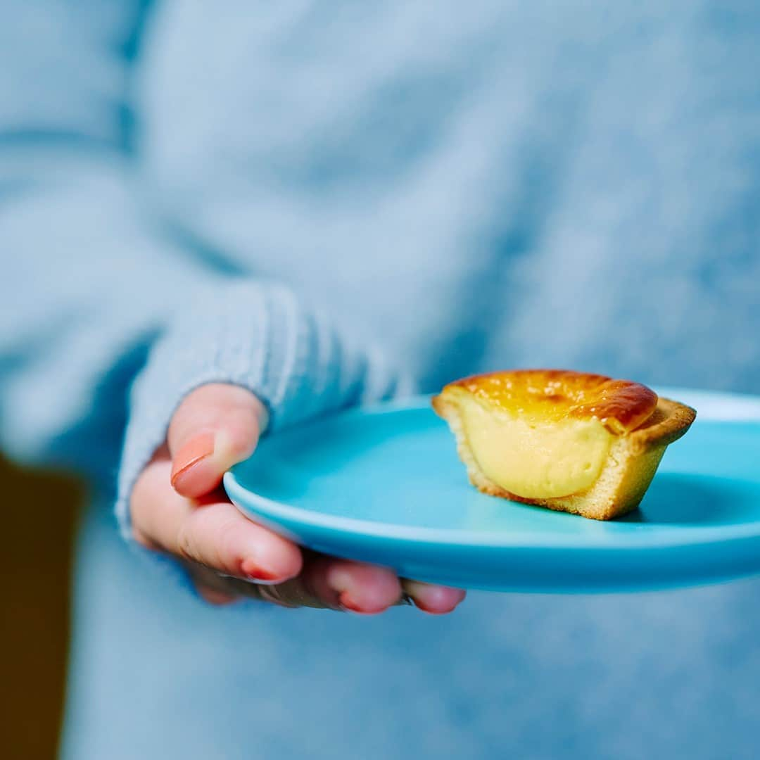 BAKE CHEESE TART OFFICIALさんのインスタグラム写真 - (BAKE CHEESE TART OFFICIALInstagram)「本日発売！冬ならではの「みかんチーズタルト」が期間限定で発売されます 🍊 ﻿ 静岡県産『三ヶ日みかん』の酸味と甘みにさわやかなチーズムースがマッチした「みかんチーズタルト」。 寒さがだんだんと身にしみてくる季節、あたたかいコーヒーや紅茶はもちろん、日本茶との相性も◎。 ﻿ この機会をぜひお見逃しなく！﻿  店頭販売の詳細ㅤㅤ ■商品名：みかんチーズタルト ■価格：1個280円（税込） ■販売期間：2020年12月28日（月）〜 なくなり次第終了 ■販売店舗：BAKE CHEESE TART 国内全店舗 ﻿ ※数量限定商品の為なくなり次第、販売終了となります 。ㅤㅤㅤㅤㅤㅤㅤㅤㅤㅤㅤㅤㅤ #みかんチーズタルト #みかん #みかんスイーツ #テイクアウト #テイクアウトスイーツ #おうちカフェ #おうちスイーツ #手土産 ﻿ #おやつ ﻿ #3時のおやつ﻿ #スイーツ ﻿ #スイーツ好き ﻿ #スイーツ部 #sweets #desserts #デザート #お菓子 ﻿ #チーズタルト専門店 #チーズタルト #チーズケーキ #タルト #ベイクチーズタルト ﻿ #bakecheesetart」12月28日 16時10分 - bakecheesetart