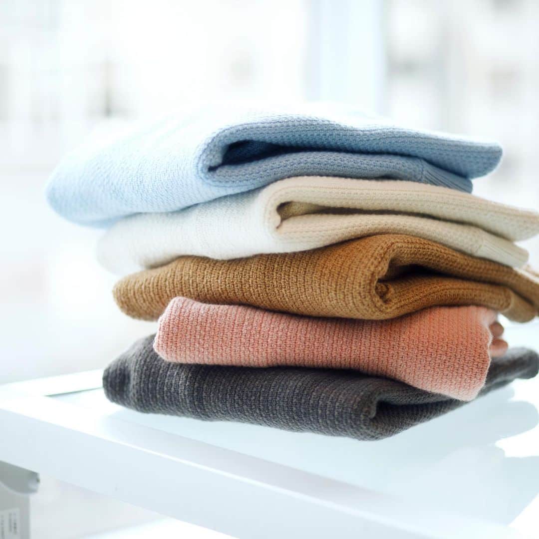 INDIVIのインスタグラム：「- pick up items -﻿ ﻿ ﻿ ふっくらとした編み地が特徴的なニット。﻿ ボクシーなシルエットで﻿ ベーシックなデザインですので、﻿ パンツ・スカートどちらも合わせやすい一枚です。﻿ 定番カラーから、コートインナーのポイントになる鮮やかなカラーまで豊富にご用意。﻿ 手洗いでのお洗濯が可能ですのでイージーケアでお召しいただけます。﻿ ﻿ ﻿ ✴︎knit.¥12,650(税込)﻿ ✴︎no.127-19467﻿ ﻿ ﻿ #INDIVI﻿ #インディヴィ」