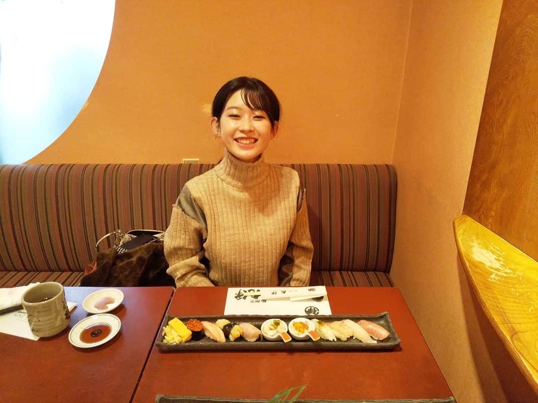 小田都由のインスタグラム：「﻿ ﻿ 宝石のようにキラキラしたお寿司が﻿ ずらーっと💎﻿ とろけました～～❤︎﻿❤︎﻿﻿ ﻿ ﻿ ﻿ #お寿司﻿ #ランチ﻿ #lunch﻿ #休日﻿ #12月﻿ #冬﻿ #winter﻿ #写真﻿ #photo﻿ ﻿#満面の笑み😇」