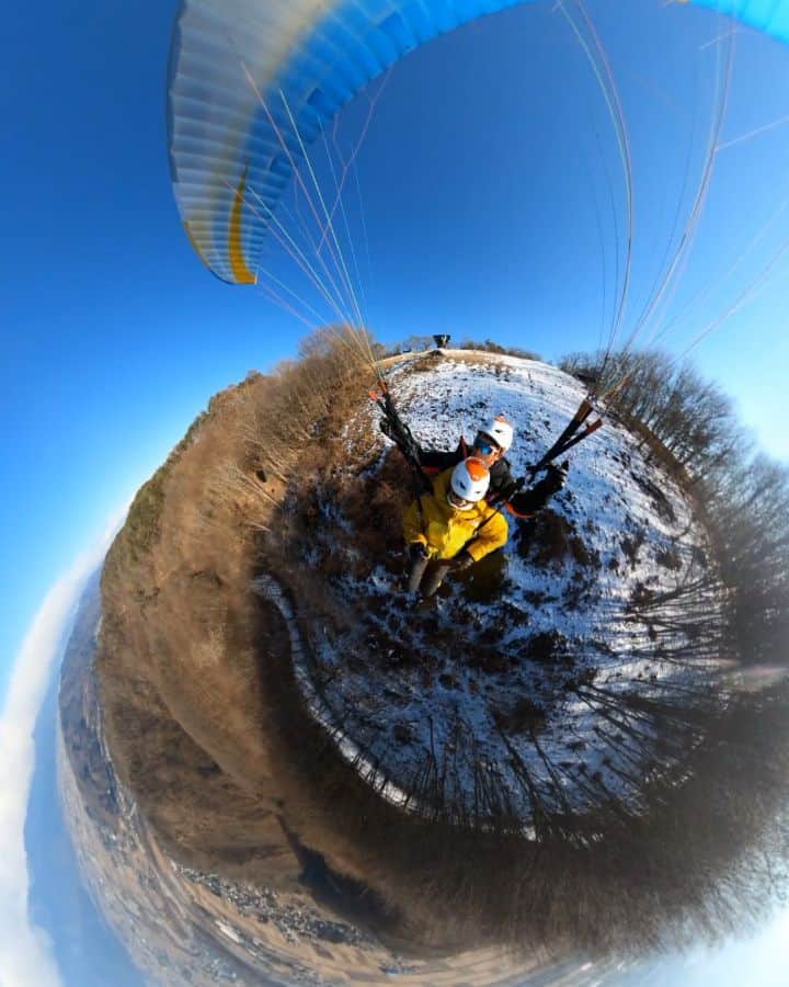 江本悠滋のインスタグラム：「気温が上昇予報の今日は雪の上へは向かわず空へ😉👍  白馬の谷にはいくつものゲレンデがある。風の向きに合わせて飛ぶ場所を選ぶ楽しさがパラグライダーにはあるんだな。  と言うことで今日は標高差400m程の山を登って飛ぶ😉👍  #paraglider #paragliding #paraglidingworld #hikeandfly #fly #adventure #flying #travel #mountain #snow #ski #skiing #alpine #running #trailrunning #thenorthface #k2skis #sweetprotection #sweetprotectionjapan #toko #swix #hakubavalley #hakuba #nagano #backcountry #powder #japow #登山 #パラグライダー」
