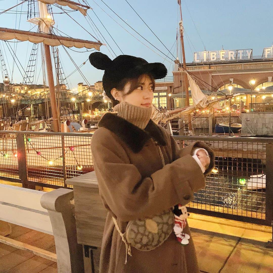 前田亜美のインスタグラム：「. . ちょっと前に行ったDisneySea…𓇼𓆡𓆉. . . クリスマスのシーが1番好き𓂃𓈒𓏸. . . 🎄きらきらしてたなぁ. . #DisneySea #ディズニーシー #ディズニーコーデ」