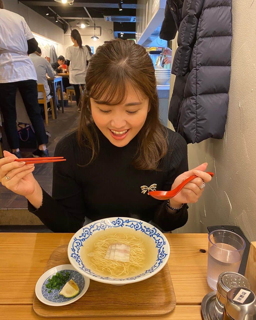 鹿野未涼のインスタグラム：「. 気になっていたラーメン やっと食べに行けました。  #豚そば月や   透き通った豚骨スープが特徴。 見た目はシンプルですが 奥深い味で美味しかったです♡ 途中でかぼすを絞ると さらにさっぱりと食べられます☺️  #月や  #豚そば月や  #福岡ラーメン #ラーメン #ラーメン好き #福岡グルメ #ラーメン屋」