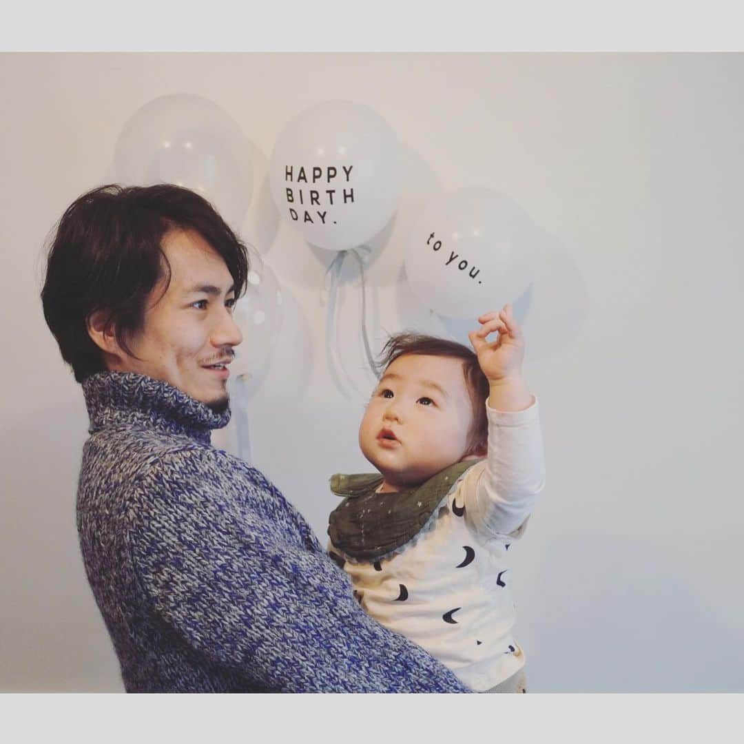 武田祐介さんのインスタグラム写真 - (武田祐介Instagram)「子供が1歳になりました。 コロナの影響で色々な行事をすっ飛ばしてきてしまいほぼ家から出ない生活をさせてしまったけど、大きい病気や怪我も無く健やかに育ってくれて何より。お気に入りの絵本をちょっと意味深なところで破ったりしてますがまぁ元気に育ってくれればそれでいいです。」12月28日 16時26分 - yusuke_takeda_