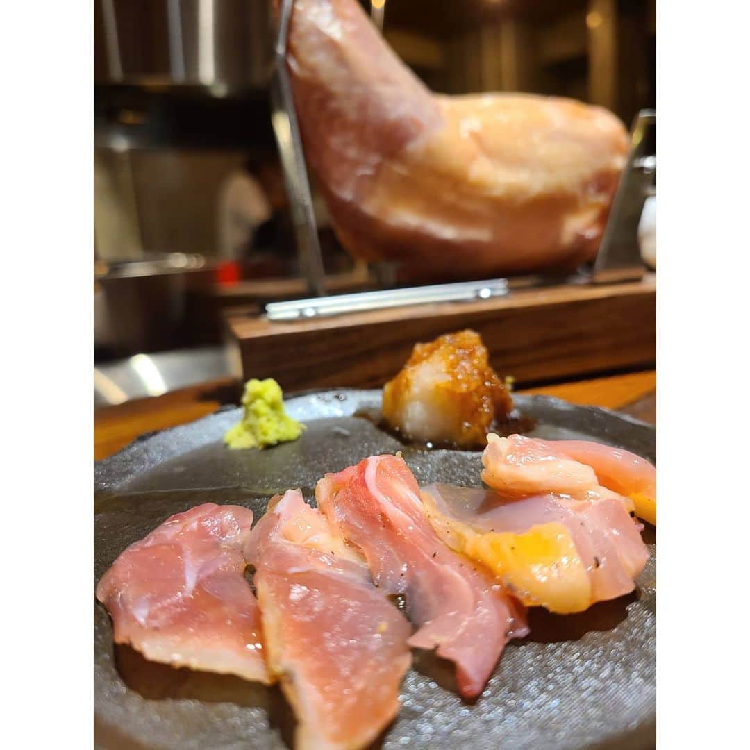 未來歩のインスタグラム：「福島にミシュランの焼鳥屋さん、市松さんのプロデュースする焼鳥屋さんが昨日オープンしたのでお邪魔してきました☺️  市松さんもヘルプでお手伝いに居てた🙌  コースはショートコースのみで後は追加注文！ 女性にも嬉しい　酒飲みにも嬉しい内容。  お酒も沢山あったからお酒飲める時にまた、お邪魔してみよ。  オープンおめでとうございます🍀  市松さん、相変わらず男前でした(笑)  鳥匠　膳  福島区　福島3-12-20　ツインコート福島1F  0663456555   #焼鳥 #市松プロデュース#食べログ #ミシュラン #男前 #グルメ#新店舗 #鶏ハム  #鳥匠膳 #chicken  #つくね」