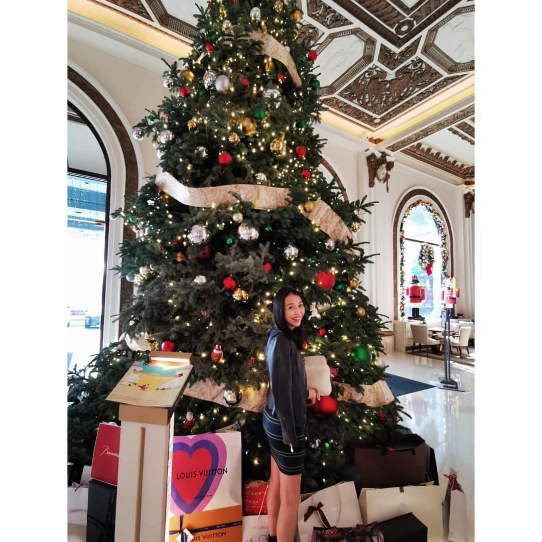渡辺未優のインスタグラム：「. 25日が過ぎてもまだそのまま クリスマスの装飾がある香港🎄  そんなところに今日、日本のサンタから 遅れたクリスマスプレゼントと 可愛いお正月グッズやら届いて おかげで一気にお正月モード☺️🎌  #peninsulahongkong #christmas #tree  .」