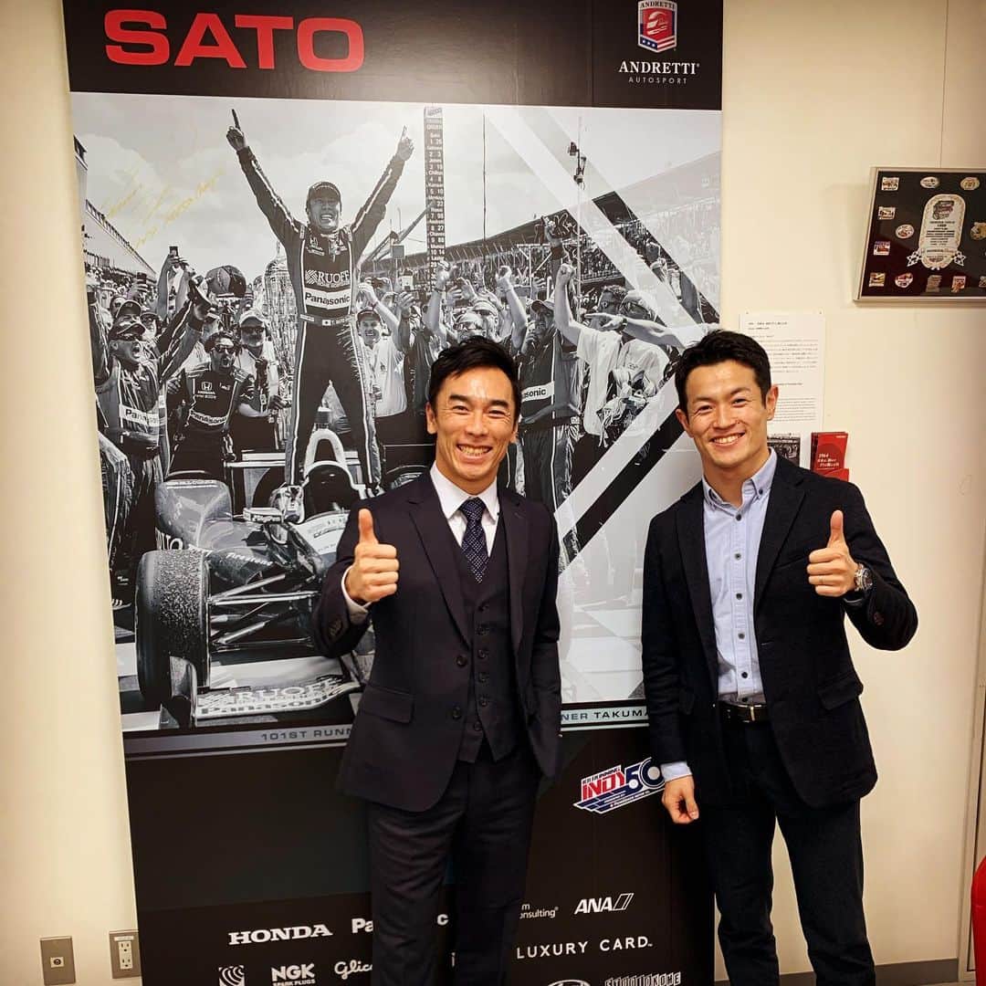 山本尚貴のインスタグラム：「2times INDY500 winner琢磨さん📸 まだまだ琢磨さんの足元にも及びませんがこれからもホンダを、モータースポーツを盛り上げて行きましょう！🤜🤛 . . . @hondaracingglobal  #佐藤琢磨選手 #takumasato #ホンダ #hondaracing #節目節目にいつもメッセージ #ありがとうございます #琢磨さんも一年間お疲れ様でした」