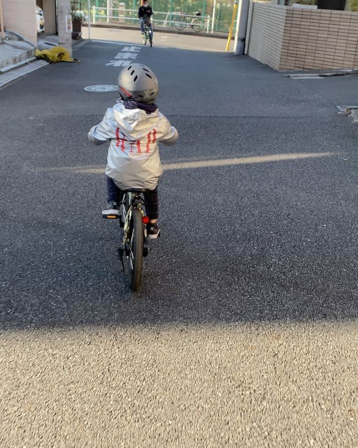 仁科仁美のインスタグラム：「自転車に乗る息子を撮りながら、走ってる私💦  もうねぇーぐったりです(^◇^;)笑  ※揺れるので酔わないように！笑  #自転車　#息子　#練習中　#お母さんあるある」