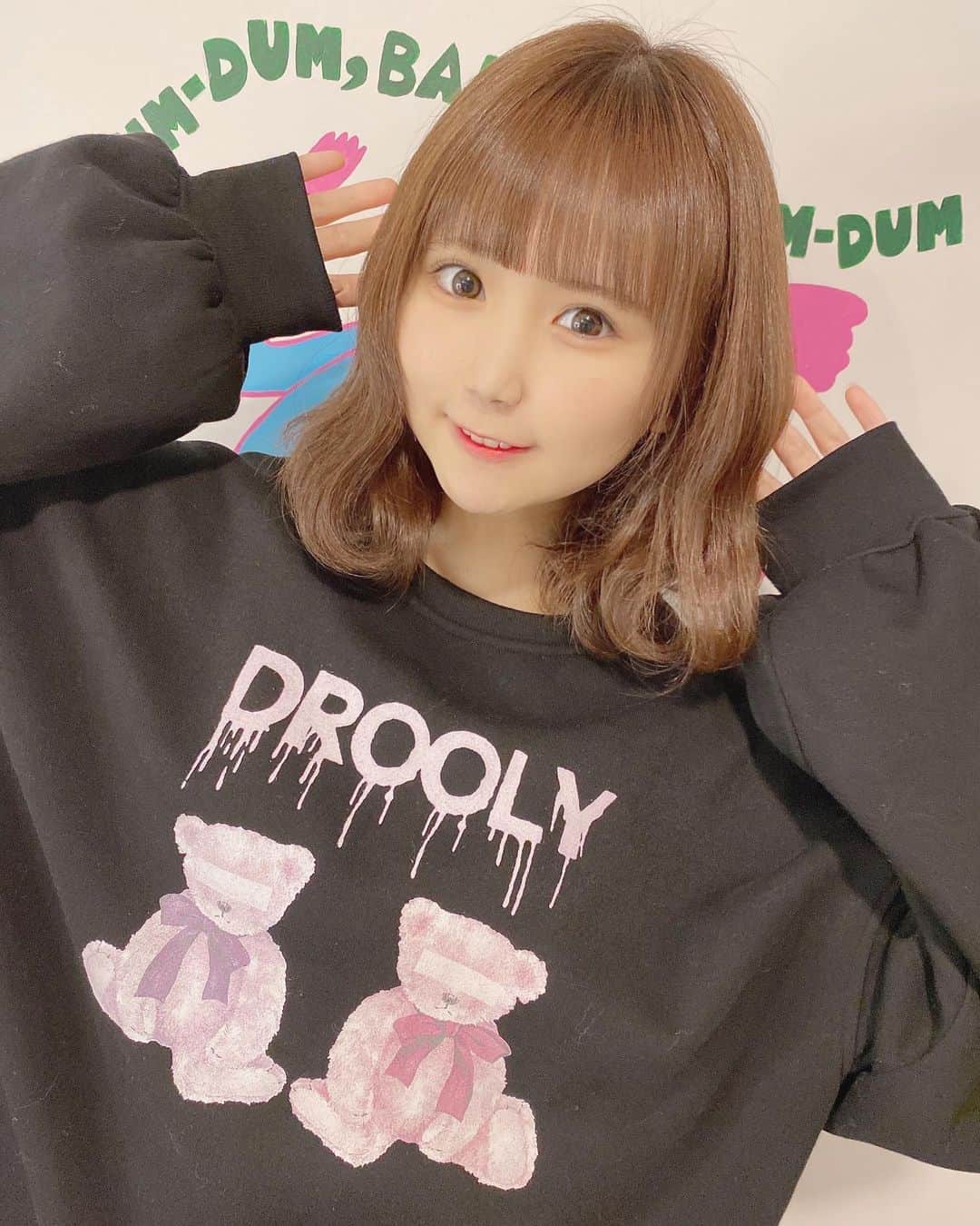 星川優夢のインスタグラム：「ライブの前に @ryohei_kishino_16 さんのところにいって 髪の毛暗くして トリートメントしてもらって くるくるにしてもらってきました　🧏🏻‍♀️🤍 . すっごい雑に こんな感じ！！しかゆってないのに ちょうちょうどいい色にしてもらえたし サラッサラだし くるくるもかわいすぎてるんるん　〜〜〜 、ありがとうございました〜 ＾＾❕ . . #idol #hairstyle #haircolor #japanesegirl #ヘアアレンジ #美容院 #渋谷 #サロンモデル #ファッション #メイクアップ #フォローミー」