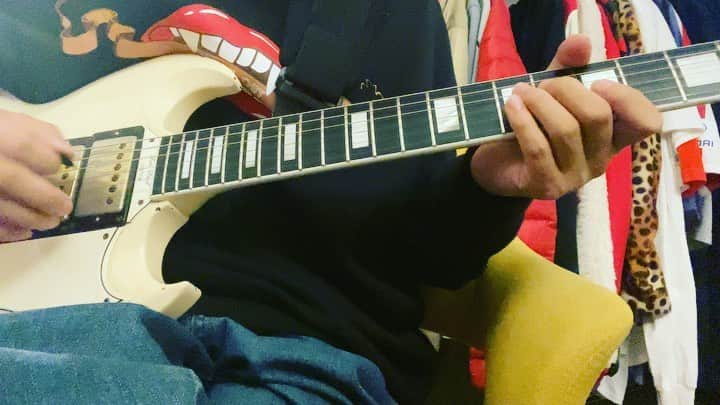 小野武正のインスタグラム：「#わしつなぎ  年末年始スペシャル... 5,6音ずつ毎日弾けば誰でもKEYTALK弾けちゃう企画!!  KEYTALKだけに"気ぃ遠くなる"くらいゆっくり細かく繋いでいきます!!  プルオーバーのイントロ編!!!  Twitterではロトカを紹介してます🥺  #keytalk #プルオーバーday1 #気ぃ遠く」