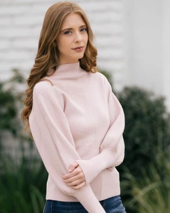 アシュリン・ピアースのインスタグラム：「“In a world where you can be anything, be kind.” ✨  Photography by: @laceandlocks  For: @shopmorninglavender  #AshlynPearce #MorningLavender #Model #Modeling #Models #Actress #Actor #Acting #YouTuber #GirlGamer #Winter #WinterLookBook #Fashion  #WinterFashions #PhotoShoot #Photography #FashionPhotography #Editorial #LoveYourself #SpeakYourself #RedHeads #LookBook #Clothing #WinterFashion #Pretty #Streamer #Christmas #Quotes #Quote #Love」