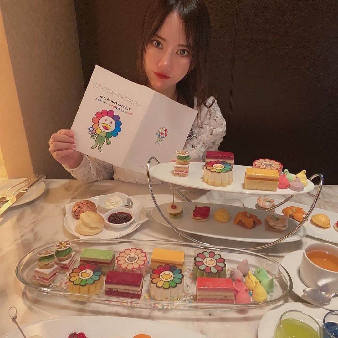 hina2221のインスタグラム：「#カイカイキキアフターヌーンティー  カイカイキキ🌼❤️  せいなとゆいと💕  . . #カイカイキキ #アフタヌーンティー #afternoontea #フレンチキッチン #grandhyatt #グランドハイアット東京 #グランドハイアット #村上隆 @hina22221」