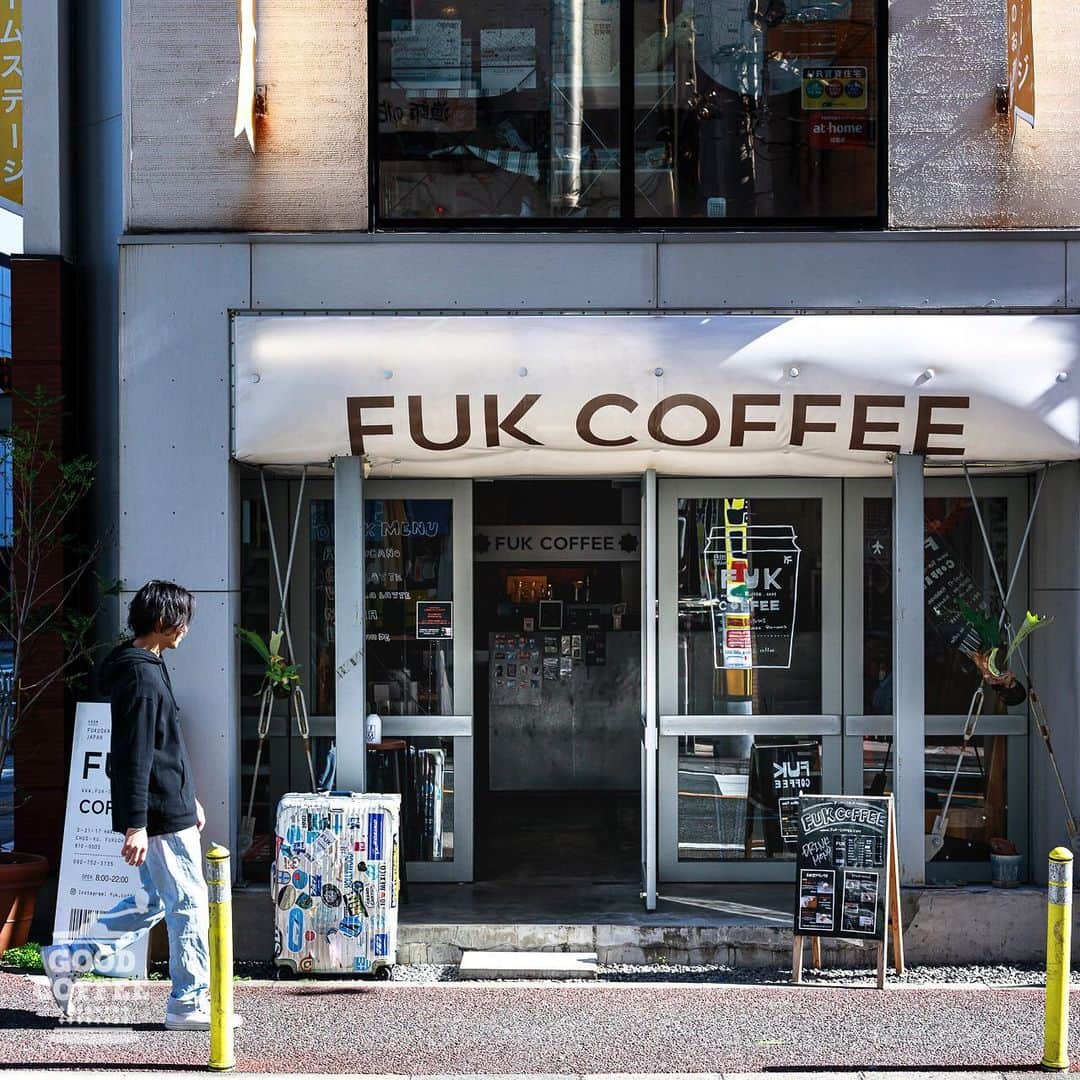 goodcoffeemeさんのインスタグラム写真 - (goodcoffeemeInstagram)「. ☕️ Good Coffee Crew Recommend Shop Info ☕️  【FUK COFFEE (@fukcoffee_crew) ／ 福岡・春吉】 GC Crew：@north.pole.gmt  「FUK COFFEEは旅行をテーマにしており、都市コードを店名に使用しています。コーヒー豆はハニー珈琲のものを使用しており、ミルク系のドリンクが充実しています。  コーヒーに合わせたスイーツもあり、合わせて楽しむのもおすすめ。中でも人気のキャンドルケーキは、エスプレッソを染み込ませたスポンジ生地の土台に、2種のチーズを使った濃厚なティラミスクリームを巻き込んだロールケーキ。その上に乗せられたマスカルポーネを使用した口溶けのよいティラミスクリームと、炎に見立てたイチゴが目にも嬉しい一品です。」  — 📍福岡県福岡市中央区春吉3-21-17 1F 🕘8:00〜19:00 定休日：なし —」12月28日 17時00分 - goodcoffeeme