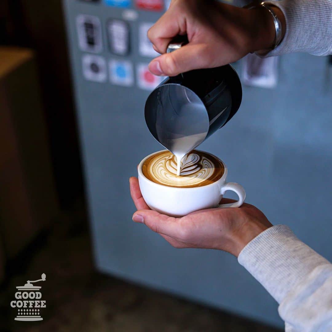 goodcoffeemeさんのインスタグラム写真 - (goodcoffeemeInstagram)「. ☕️ Good Coffee Crew Recommend Shop Info ☕️  【FUK COFFEE (@fukcoffee_crew) ／ 福岡・春吉】 GC Crew：@north.pole.gmt  「FUK COFFEEは旅行をテーマにしており、都市コードを店名に使用しています。コーヒー豆はハニー珈琲のものを使用しており、ミルク系のドリンクが充実しています。  コーヒーに合わせたスイーツもあり、合わせて楽しむのもおすすめ。中でも人気のキャンドルケーキは、エスプレッソを染み込ませたスポンジ生地の土台に、2種のチーズを使った濃厚なティラミスクリームを巻き込んだロールケーキ。その上に乗せられたマスカルポーネを使用した口溶けのよいティラミスクリームと、炎に見立てたイチゴが目にも嬉しい一品です。」  — 📍福岡県福岡市中央区春吉3-21-17 1F 🕘8:00〜19:00 定休日：なし —」12月28日 17時00分 - goodcoffeeme