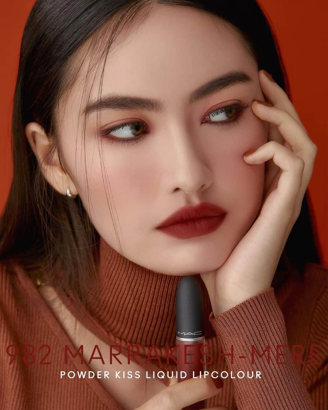 M·A·C Cosmetics Hong Kongさんのインスタグラム写真 - (M·A·C Cosmetics Hong KongInstagram)「4款絲霧特調唇釉X唇膏套裝 12月28日搶先登陸官網限量發售! 追求時尚美感嘅你一定知道楓紅係本季大熱色調! 向元祖級唇色 #Marrakesh 致敬，特調出全新#空氣絲霧唇釉 版本 982 #MarrakeshMere 日落楓紅色！🍁 柔霧楓紅色#同色系妝藝 與日落互相映襯，化身Lookbook時尚風範女王!  即刻上官網搶購呢支最美冬日新色！   限量4款各50套絲霧特調唇釉X唇膏套裝，12月28日起馬上到官網搶購!  🤎#PowderKiss特調新色 12月28日限量套網官網獨家發售 1月1日全線門市發佈  Product featured –  LIPS/ Powder Kiss Liquid Lipcolour 空氣絲霧唇釉  982 Marrakesh-mere - HK$200 EYES/ Powder Kiss Eyeshadow 絲霧眼影 Devoted to Chili & My Tweedy – HK$190 CHEEKS/ Glow Play Blush 果凍胭脂 So Natural – HK$240 Looks created by @caroltsuimac @flamesoul @sharonkammac @ooceanmac #輕吻絲霧唇 #MACPowderKiss #MACHongKong  Bring out the Fashionista in YOU with this lipcolour!  Honoring the famous Terracotta shade #Marrakesh, this newly developed Powder Kiss Liquid Lipcolour 982 #Marrakesh-mere shows off an orange-brown maple hue! 🍁 The haute-couture colour ➕ in-trend soft-matte finish, it transforms you to be the next COVER GIRL instantly! 👑 If you want to have a chance to own them right away, visit Official Online Store to place Powder Kiss Limited Special Set 01 - RUSTY BRICKS in your shopping cart! Limited 50 sets ONLY for each Special Set. Shop now!  Powder Kiss 2021 New Shades Pre-launch Online from 28 Dec Available in all stores from 1 Jan」12月28日 17時00分 - maccosmeticshk