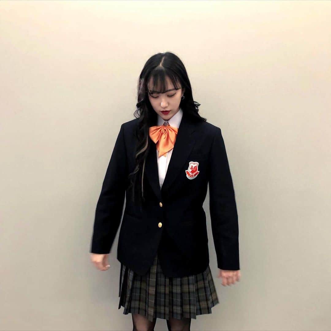 のインスタグラム：「#吉本坂46 としてデビューして1年らしいです。（ちょうど1年前の写真、初めて制服着て撮影した時）来年こそ、もっと活動して、引っ越し資金貯めて、近い未来ペット可の賃貸に引っ越すことが私の目標の1つです。有言実行、そして言霊〜🪐私の一生を犬に捧げる🐶」