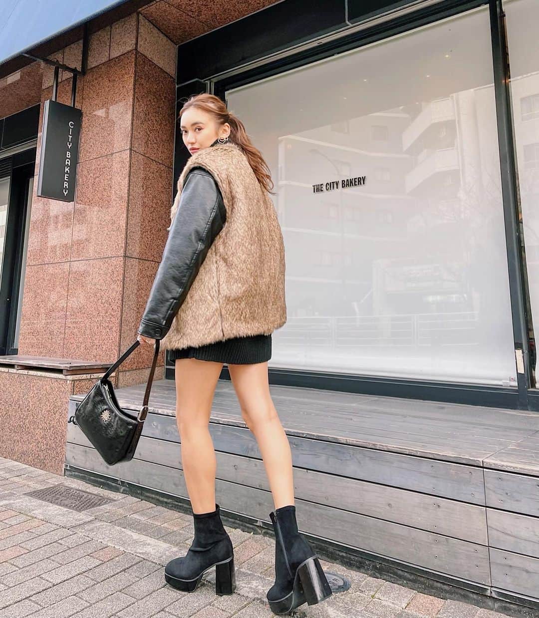 佐々木彩乃のインスタグラム：「ファー×エコレザーコンビのブルゾンは別々でも着れます❤️ インナーには発売してからずっと人気のワンピース！1枚で着ても、ボトムと合わせてもバランスの良い丈感😽」