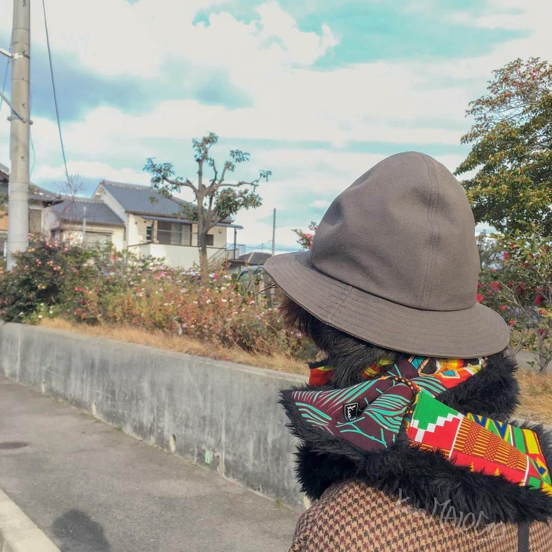 kwa MALOGOのインスタグラム：「【冬のイロの楽しみかた】 .  土曜日の喫茶トランクでのイベント"MOYO”に足を運んで下さったみなさんありがとうございました🙇‍♂️ .  イベント中の写真は全く無く(笑)、これはオープン直前の喫茶トランクマスターのこの日の装い写真です。 .  普段は、こだわりデザインの服をシンプルな色の組み合わせでまとめるマスターですが、今冬はアフリカのイロをアクセントに取り入れてくれています🎵 「シンプル×イロ」 お互いに引き立てあっててめちゃめちゃかわいかったです😊 .  これで今年のイベントも全て無事終了しました。 この1年当店をお引き立てくださった皆様には感謝しかございません！ 引き続き来年もご愛顧賜れれば幸いです🙇‍♂️ 新年のみなさまのご多幸をお祈り致します。 .  〈お知らせ〉 年末年始の営業は、 ウェブショップは通常営業、アトリエは年内は明日までで、1/4よりオープンさせて頂きます😊 .  #アフリカ布　#キテンゲ　#アフリカンプリント  #マフラー　 #イロのある生活  #アフリカ雑貨  #kwamalogo  #winterfashion #muffler #africanprint #kitenge #africancasual #colorfullife」