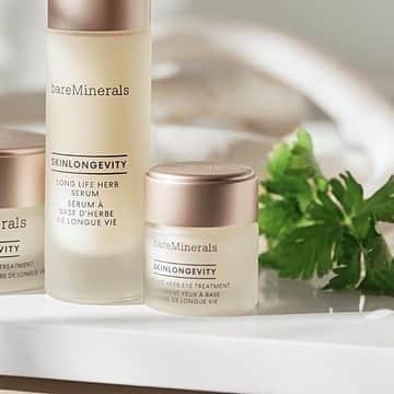 bareMinerals JPさんのインスタグラム写真 - (bareMinerals JPInstagram)「【🌱ビタミン・ミネラルたっぷりのアイ トリートメントがリニューアル🎉】﻿ ﻿ 紫外線や乾燥などの要因で、毎日お肌には負担がかかっているもの…﻿ 今年も残りあと少し、1年間頑張った自分にたっぷりの潤いでお肌にご褒美を💓﻿ ﻿ 人気のスキンロンジェヴィティシリーズのナイトトリートメント、アイトリートメントが2021年1月1日(金)にリニューアル🌟﻿ ﻿ 沖縄古来の植物 「長命草」のビタミン、ミネラルを豊富に含んだ目もと美容液はぷるぷるのジェルクリーム状のテクスチャ☺️💚﻿ ﻿ つけた瞬間すっと目もとに馴染み長時間にわたり潤いが続きます！﻿ ﻿ しっかりスキンケアをおこなっている方でも目もとのケアは忘れがち…﻿ マスクを付けることが多い今、一番見られる箇所は目もとで印象も決まってしまいます。﻿ ﻿ 目もとに潤いやハリが出ると、お顔全体が明るく見えるもの☀️﻿ ﻿ 爽やかで心地よい香りは、夜のご褒美スキンケアに癒やしの時間を﻿ もちろん朝のメイク前につけていただくこともおすすめです❤️﻿ メイク前の目もとに潤いを与えられるので、メイク後の印象も変わります◎﻿ ﻿ さらに、メイクの上からでも使用可能なので日中いつでも潤いをチャージ💫﻿ ﻿ ﻿ ◎使用方法◎﻿ 目の下は、指ですっとなじませていただき、軽く指でタッピング﻿ 目尻のキワは、片方の指で塗りやすいように目と反対側に引っ張って、キワまでしっかりとなじませてください﻿ ﻿ スペシャルなご褒美スキンケアで、みずみずしいハリと明るさに満ちた鮮度ある目もとに🌈﻿ ﻿ ◆スキンロンジェヴィティ ロングライフハーブ アイ トリートメント﻿ 5,000円(税抜)﻿ ﻿ ↓↓商品の詳細は、プロフィールのURLからチェックしてね✓﻿ @bareminerals_jp﻿ ﻿ #ベアミネラル #bareminerals #スキンロンジェヴィティ #アイトリートメント #アイクリーム #スペシャルケア #保湿 #美容液 #長命草 #スキンケア #トーンアップ #敏感肌スキンケア #おこもり美容 #時短ケア #時短美容 #美肌ケア #保湿ケア #美容クリーム #目元ケア #乾燥対策 #おうちエステ #エイジレス #ナイトルーティーン #乾燥肌にオススメ #乾燥肌 #ミネラルコスメ #ビーガンコスメ #ヴィーガンコスメ #クリーンビューティー #クリーンビューティ」12月28日 17時00分 - bareminerals_jp