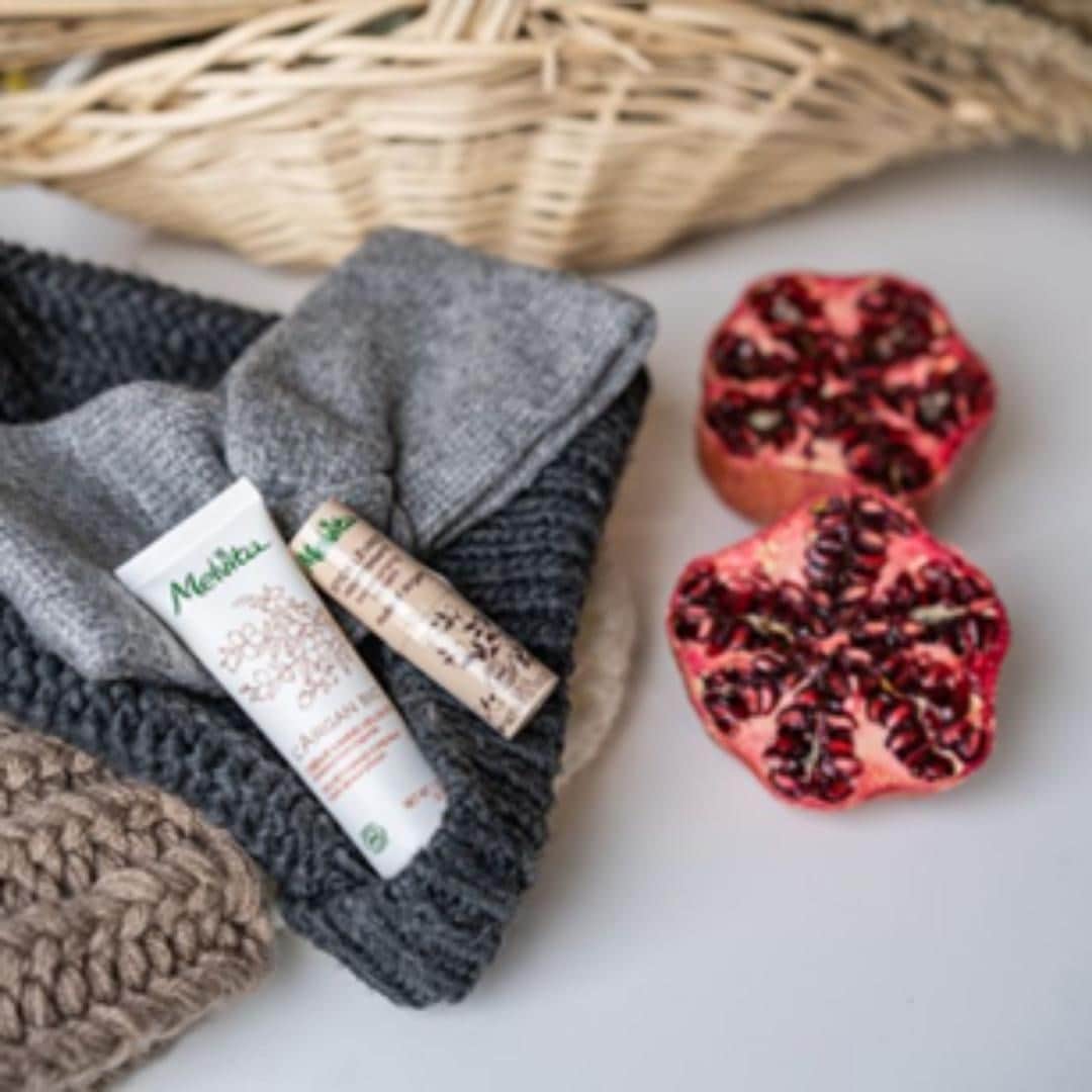 Melvita Officialのインスタグラム：「Besoin d’hydratation intense ?  Avec ce froid, vos mains et vos lèvres se dessèchent facilement.❄ Pour y remédier optez pour notre duo de choc crème mains et stick à lèvres à l’Argan certifié bio 🌿 Faites-en vos nouveaux alliés anti peau sèche à glisser dans votre sac et emporter partout avec vous !  Merci à @melvita.hr pour ce joli cliché hivernal  #melvita #cosmetique #bio #engage #madeinfrance #duo #argan #arganbio #creme #soin #crememain  #handcream #lipstick #lipbalm #indispensable #musthave」