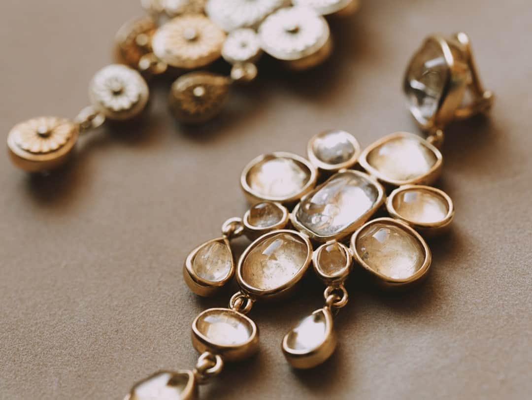 グーセンス パリのインスタグラム：「MINI CABOCHONS earrings. . . 📷 by @alix.marnat」