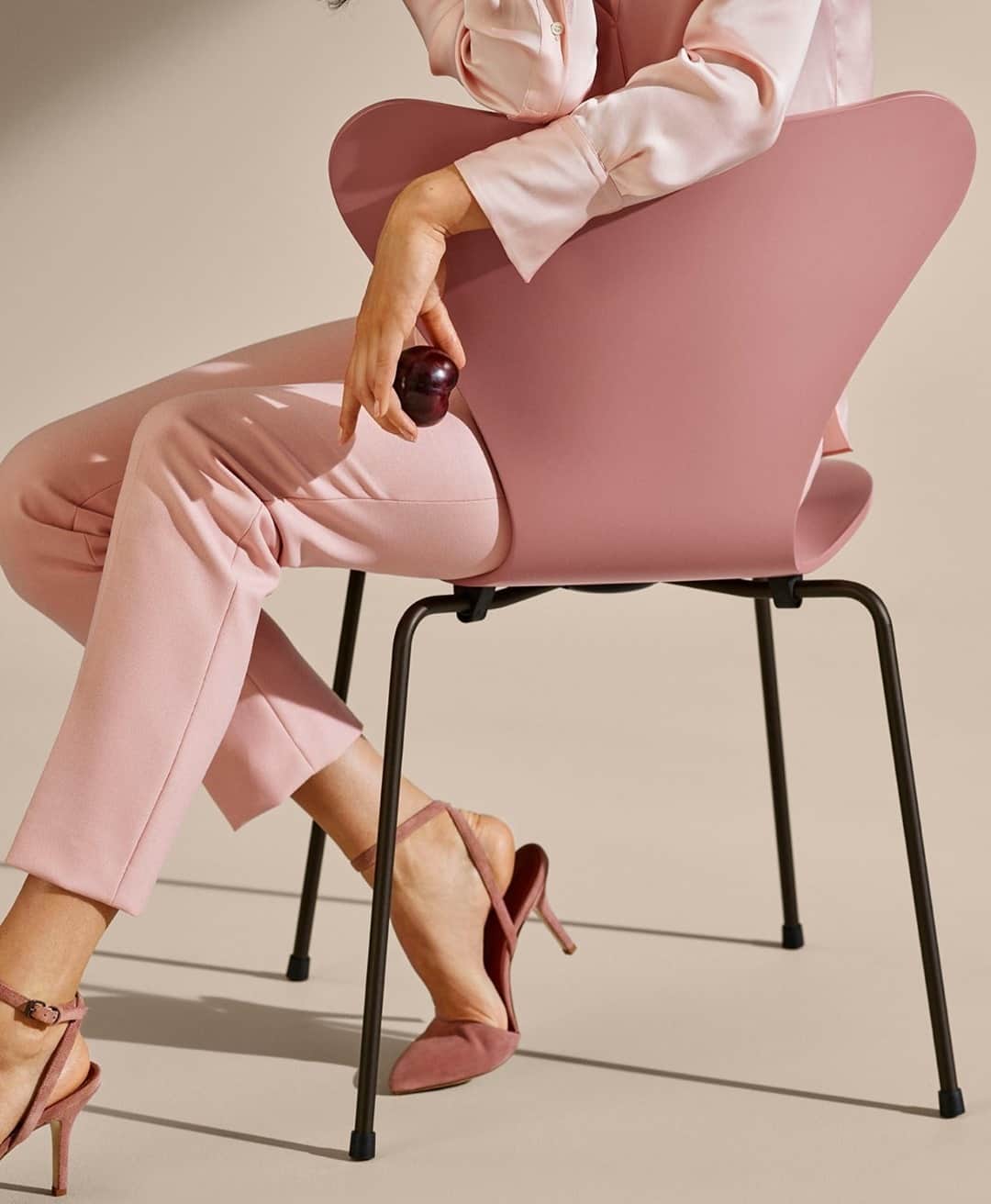 フリッツハンセンさんのインスタグラム写真 - (フリッツハンセンInstagram)「Oh la la. Darker legs for the new generation of Arne Jacobsen chairs」12月28日 17時00分 - fritzhansen