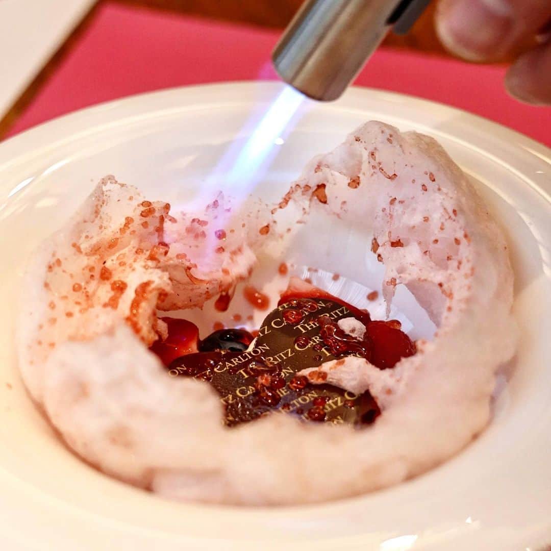 きょん。さんのインスタグラム写真 - (きょん。Instagram)「.  .  The Ritz-Carlton Osaka  情熱的な”赤"に染まった 今季のアフタヌーンブッフェ、 テーマは”愛(アモーレ)”。  各テーブルにて供される 特別デザートプレートは、 綿あめをバーナーで溶かして ハートを出現させる サプライズスイーツも。  今日からスタート🍓  event:2020年12月28日（月）〜2021年2月28日（日）  #TheRitzCarltonOsaka #TheRitzCarlton #osaka#sweets」12月28日 17時09分 - kyon_tokiiro