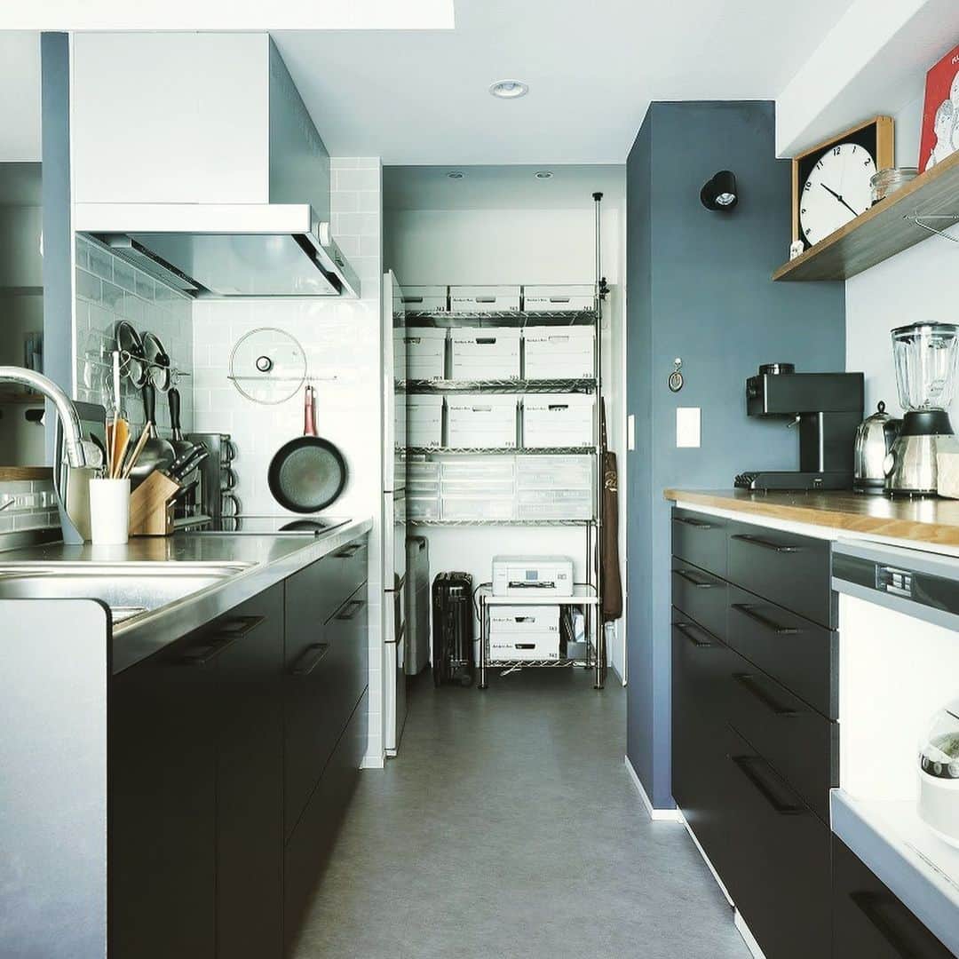 SUVACOさんのインスタグラム写真 - (SUVACOInstagram)「約10年前に購入したマンションをリノベーション。﻿ ライフスタイルも変わったことで気づくことも多く、今をより快適に過ごすために。﻿ ﻿ designed bySHUKEN Re﻿ @shuken_official  ﻿ #マグネット塗装 #カウンターキッチン #対面型キッチン #ワークスペースのある家 #いい家 #今日のいい家 #自分らしい家 #家づくりを楽しむ #施工例 #建築 #デザイン住宅 #architecture #archidaily #archilovers #houseportrait #renovation #shukenre # SUVACO #スバコ #SUVACO編集部 #マンションリノベーション#リノベーション #リノベーション事例 #リノベーション住宅 #リノベーション会社 #リノベーションしたい #リノベーションライフ #リノベーションという選択」12月28日 17時02分 - suvaco.jp