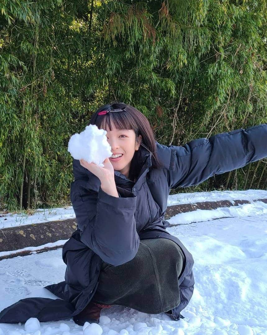 清野菜名さんのインスタグラム写真 - (清野菜名Instagram)「神様のカルテ絶賛撮影中です！ 今年初めての雪にテンション上がっております清野。 テンション上がりすぎてマネージャーに雪を投げて逃げていきます。肩が強いので遠くても当たります。コントロール良すぎるので必ず当たります。 #雪玉の精度がピストルズ #グイードミスタ #刃霧要 #死紋十字斑 #現場おつかれーらいす」12月28日 17時03分 - seino_sticker