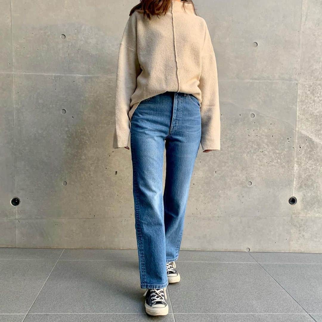 Moname Official Instagramのインスタグラム：「. ストレートシルエットのMILLA(ミラ)から 新色のライトブルーが登場✨ 太すぎないスリムさと 女性らしさのあるシルエット✨ 脚の形も程よくカバーしてくれる優秀デニム❤️  . MILLA-Straight- No.41111007 Color. LBL ¥17,000 +tax . 163cm  #moname #モナーム#20ss#ストレート #denim #fashion #ootd #おしゃれ #おしゃれ女子 #パンツ #カジュアルコーデ #シンプルコーデ #着回しコーデ #今日のコーデ#パンツスタイル#着画 #ラフコーデ #きれいめコーデ #ストレート #冬コーデ #着回し #160cm  #大人女子#デニム#美脚#ストレッチデニム #大人カジュアル」