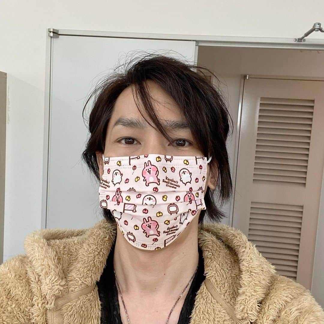 谷本貴義のインスタグラム：「今日はと海外向けの取材と、先日やったVRCHATのテスト走行。 今度VRCHATライブでみんなに会うときはきっともっとイイ感じでライブできるね！  #カナヘイ #マスク #vrchat」