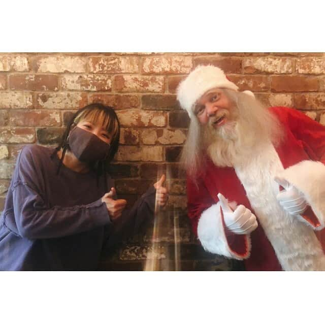 東出真緒さんのインスタグラム写真 - (東出真緒Instagram)「アーカイブ観てくれてる？ 初めのサンタさんのシーン🎅 バックでひたすら流れるクリスマスソング 実は、私が弾いてますよ〜🎻 . 急遽思いつきで3曲弾いたら採用されましたw . にしても リアルサンタ、広島弁ええ感じやわ🤣🤣 . まだ買えるのでチェックしてね✨✨ .  #BIGMAMA #Christmas #誰サン #アーカイブ観てね #1月3日まで」12月28日 17時11分 - mao_bigmama_vn