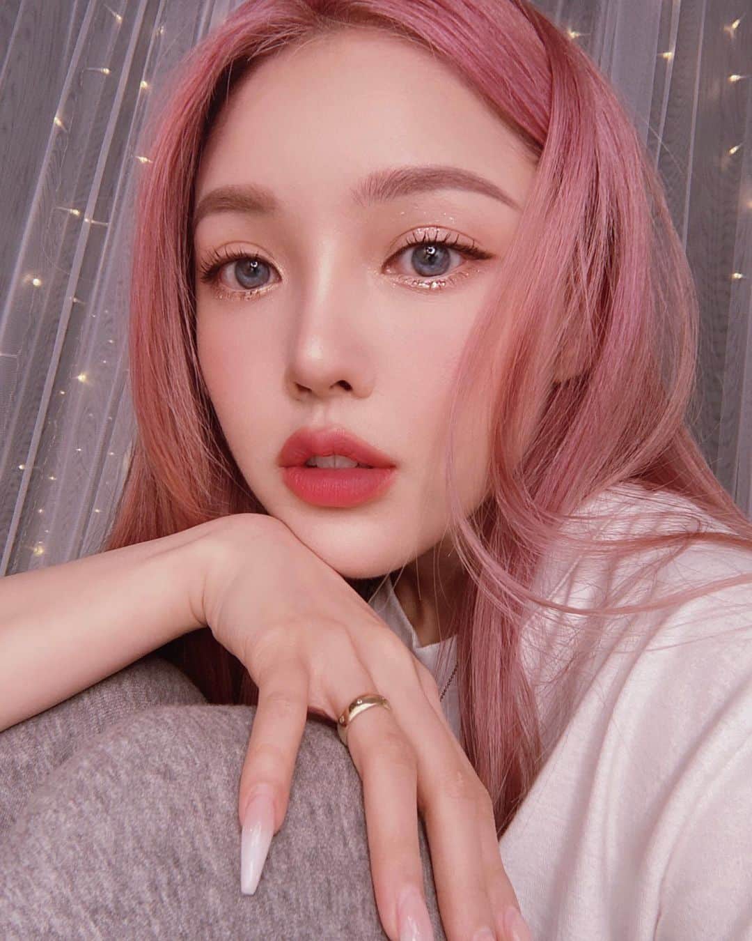 ポニーのインスタグラム：「코로나만 없었으면 해보고 싶은 게 많은데... 아이패드 있는 사람들 다 같이 모여서 카페에서 그림도 그리고🦦」