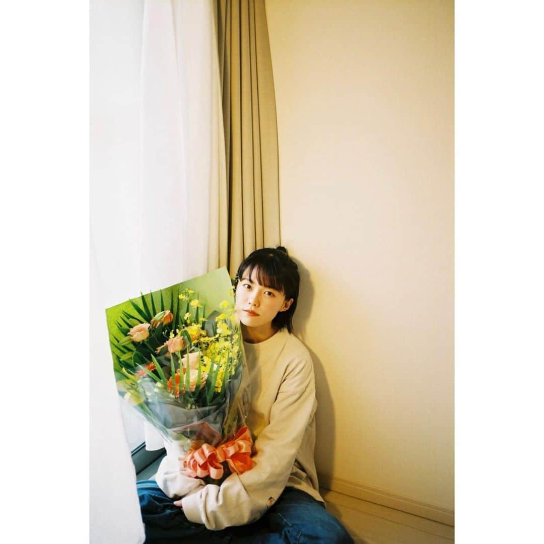 志田彩良のインスタグラム：「・ 少し前に仕事納めをして 今年はのんびり年末を過ごしております🤤  2020年は色々と制限の多い中で 慣れない事も多かったけど その分、沢山の優しさに触れ 心がぽかぽかになった1年でした。 そしてなにより、家族みんなが健康に過ごせた事 それだけで本当に幸せだなぁと実感しました。 まだまだ先の見えない状況に不安もありますが、、、 2021年は今から楽しみな事が 沢山待っているので、日々対策と感謝を忘れずに 楽しい1年に出来たらなと思います！  皆様良いお年をお迎え下さい☺️」