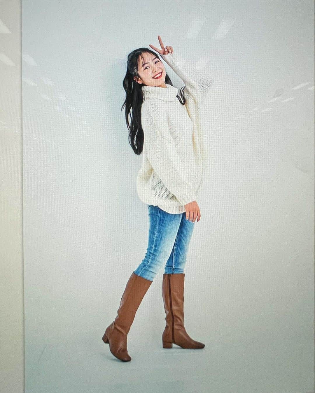 大友樹乃のインスタグラム：「セブンティーン2月号本日発売です！今月号はなんと丸ごと一冊STモ号になってます😆🤍 ぜひゲットして冬休みにじっくり読んでね〜  コスプレもしたよ😏🐄楽しかった笑  オフショはまたアップするね☺︎  #seventeen#セブンティーン#2月号 #st」
