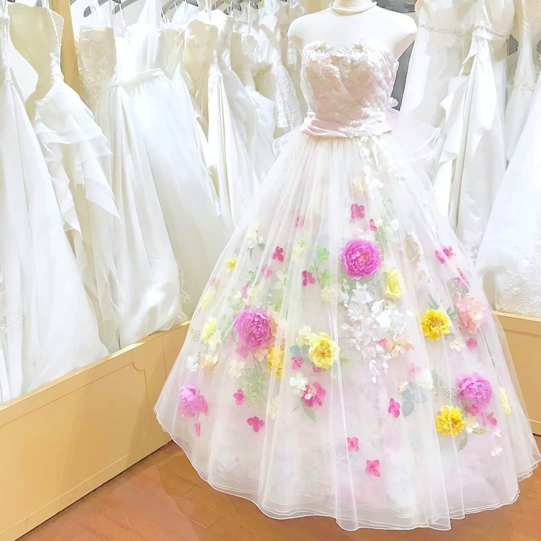♡プラコレWedding·⋆*さんのインスタグラム写真 - (♡プラコレWedding·⋆*Instagram)「@placolewedding【#DRESSY花嫁 】 【#プラコレ】をつけて投稿&フォローしてね♩ . ＝＝＝＝＝＝＝＝ . TAKAMI BRIDAL Costumeを 知っていますか？👰👗 エレガントで上質なウエディングドレスは 多くの花嫁さまを魅了しています✨  カバーはふんわりチュールの中に トレンドの3Dフラワーが装飾された 華やかなカラードレス🌼 グリーンも入っているので ナチュラルにもロマンティックにも 着こなせますよ🌿💕  公式HPはこちら▽ https://costume.takami-bridal.com/ . 👗Photo by... 1枚目>@anniversaire_tokyobay さん 2-4枚目>@takamibridal_costume さん . ＝＝＝＝＝＝＝＝ 『#DRESSY花嫁』『#プラコレ』の ハッシュタグをつけて写真をUPしてね✦ 花嫁アプリ『DRESSY by プラコレ』の 記事に掲載＆リグラムされるかも♩ . みなさまからのいいねや保存 コメントをお待ちしています♥ 「このウェディングドレス可愛い！」 「ヘアスタイルも気になる！！」 「今の花嫁さんの流行りは！？」etc. . ＝＝＝＝＝＝＝＝ 花嫁アプリでは、 プロのアドバイザーに結婚式の相談を何度でも♡ ウェディングドレスの記事や、 自分のウェディングレポを残せちゃう♡” . ＞＞＞TOPのURLからcheck ⋈ @placolewedding ＞＞＞結婚のご相談は プラコレウェディングアドバイザーへ♡ @wedding_adviser ＞＞＞ウェディングレポを残したいなら、 farny by プラコレをcheck ✎ @farny_wedding ＞＞＞ウェディングアイデア＆DIYは ドレシーアイデアcheck ❁ @dressy_idea >>>素敵なドレスに出会いたい花嫁さま♡ @dressyonline_をcheck . ＝＝＝＝＝＝＝＝＝＝＝＝＝＝＝＝ . #プレ花嫁 #卒花 #花嫁 #卒花嫁 #結婚 #結婚式 #結婚準備 #花嫁準備 #weddingtbt #2021冬婚 #2021春婚 #wedding #ピンクロミナ #新作ドレス #タカミブライダル #takamibridal #ウェディングドレス #ドレス試着 #ドレス迷子 #運命のドレス #ドレス探し #カラードレス #お花ドレス #フラワードレス #結婚式準備 #人気ドレス」12月28日 17時17分 - placole_dressy