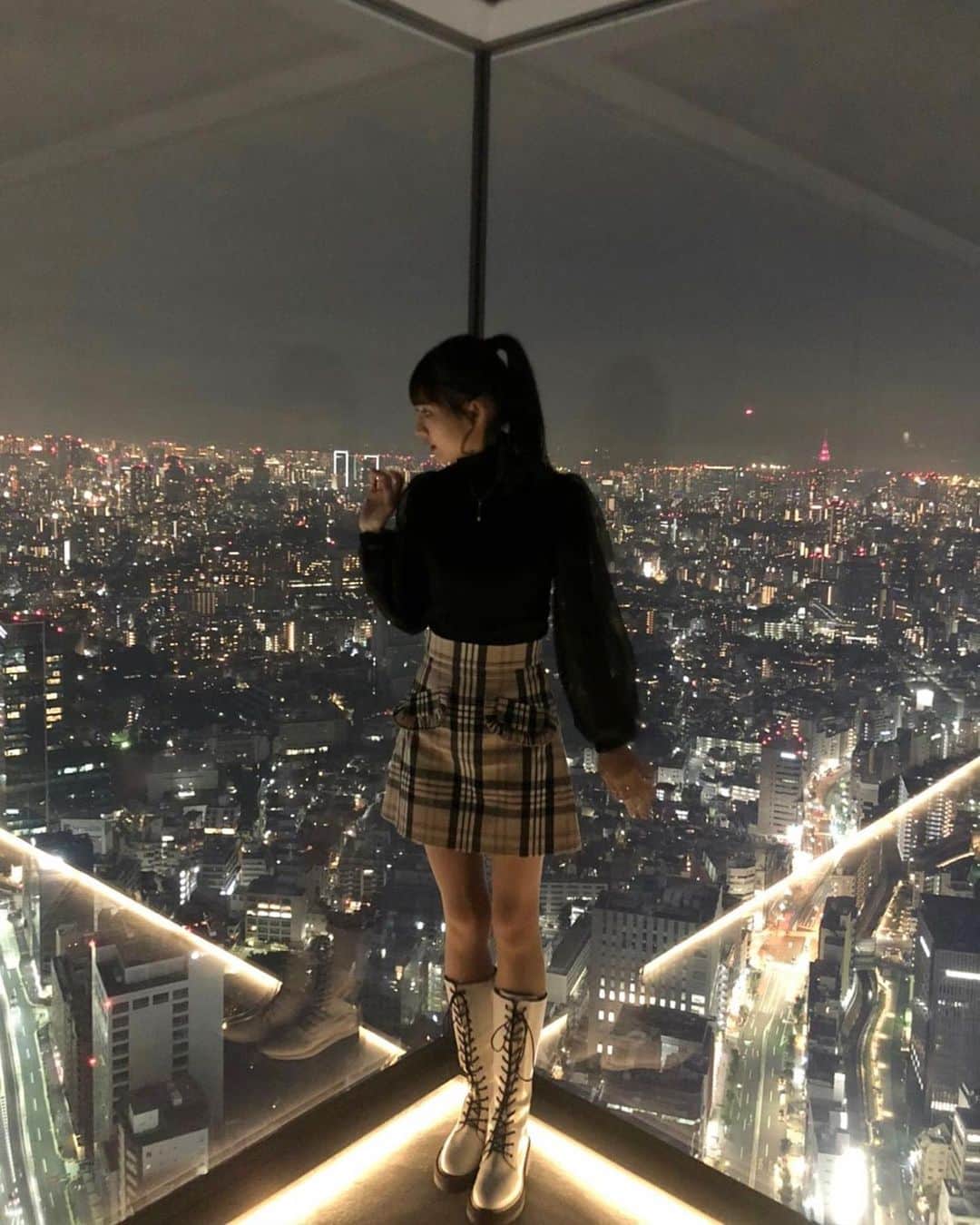 長谷川里桃さんのインスタグラム写真 - (長谷川里桃Instagram)「▫︎▫︎▫︎ . . . #渋谷スカイ  . . . 冬は夜景が綺麗ですね。 . . 行ったのはすこし前の話だけど、 とても綺麗でした...˚✧₊ . . . . . #夜景 #渋谷スクランブルスクエア #渋谷 うっすら#東京タワー」12月28日 22時44分 - rimo_official