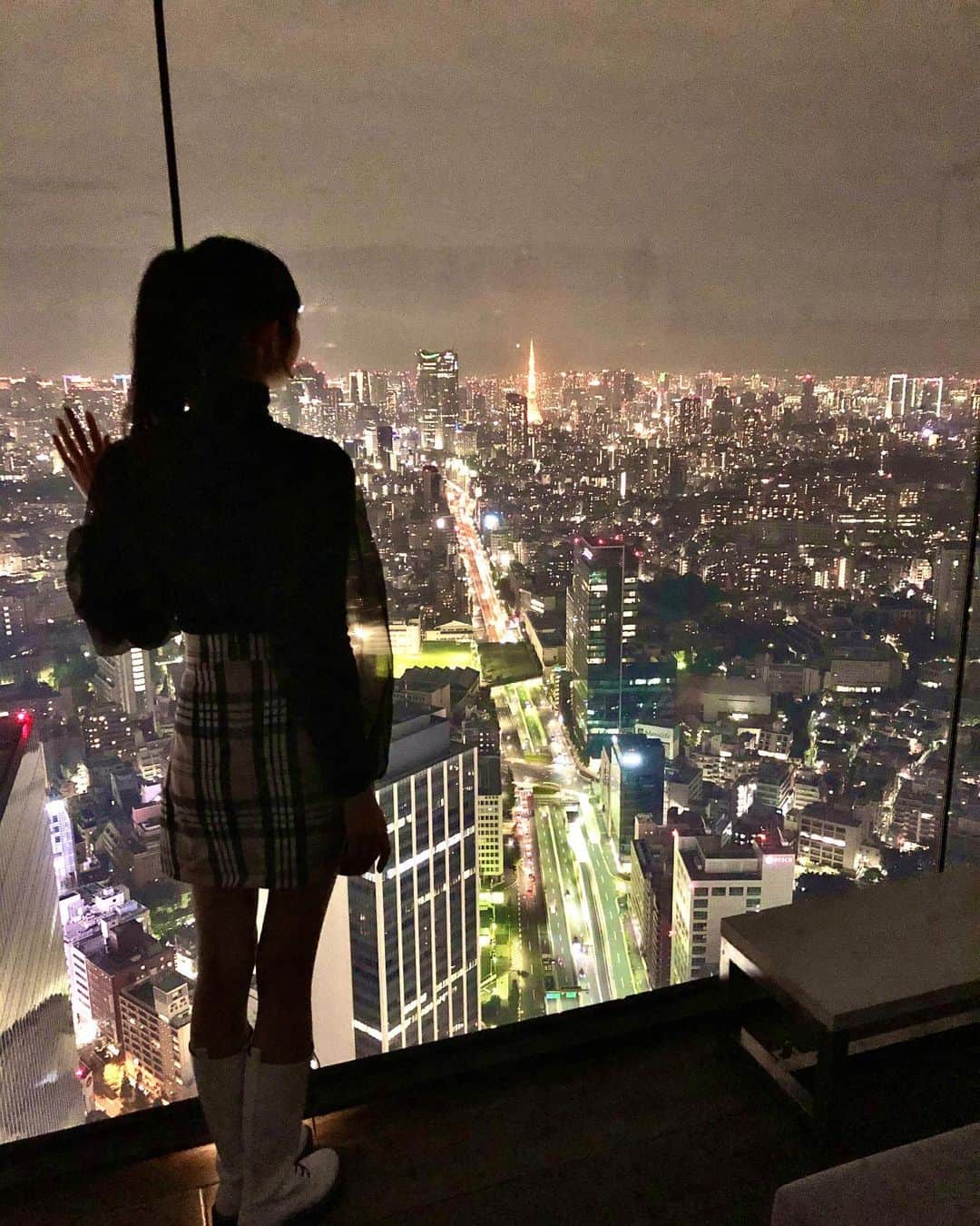 長谷川里桃のインスタグラム：「▫︎▫︎▫︎ . . . #渋谷スカイ  . . . 冬は夜景が綺麗ですね。 . . 行ったのはすこし前の話だけど、 とても綺麗でした...˚✧₊ . . . . . #夜景 #渋谷スクランブルスクエア #渋谷 うっすら#東京タワー」