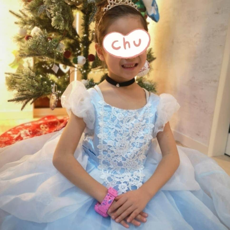 蛯原英里さんのインスタグラム写真 - (蛯原英里Instagram)「6歳になる娘と2歳のかむちゃんのXmasプレゼント🎁 🎅🏻さんからは、シンデレラのドレスと名前入りの絵本。かむちゃんはトミカのおもちゃと名前入りの絵本。 従兄弟とのプレゼント交換はお揃いのスマートウォッチ⌚︎  それぞれ楽しそうに遊んでくれて 嬉しいー😂特に娘はシンデレラになりきってプリンセスモード✨ いつまでプリンセスのドレスを着てくれるのかな～♡ 子供達のプレゼントを開ける時の興奮度合いはとっても可愛かった〜！ 来年は何をお願いするのか楽しみだな〜😊  #わが家 #chistmas #present#princess #dressup #toys #thankyou #familyholiday #happyday」12月28日 22時45分 - eriebihara