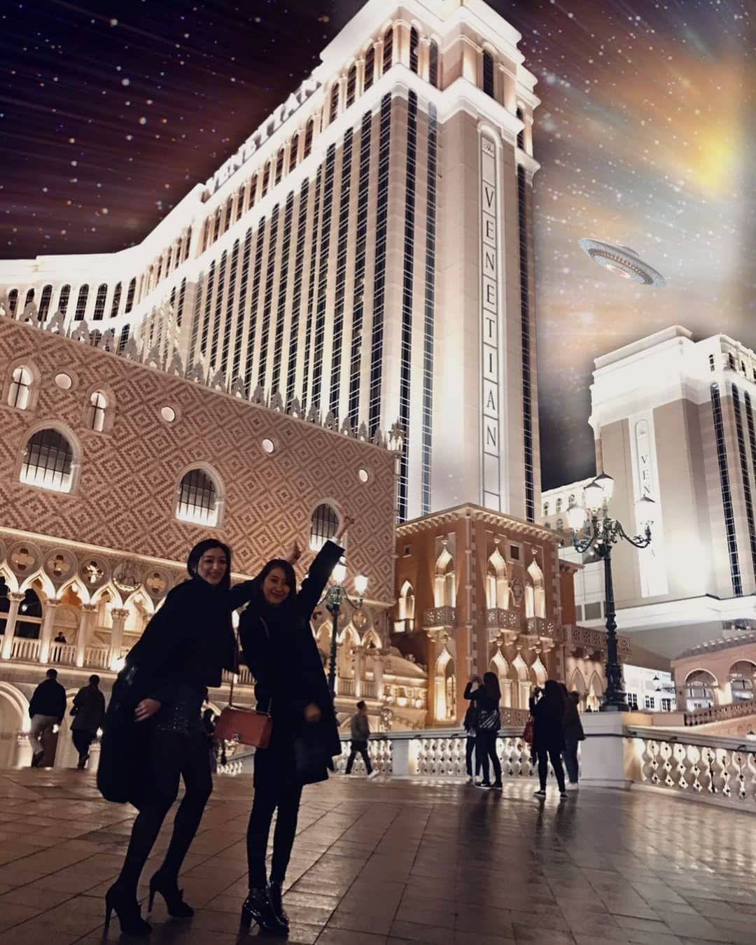 花井瑠美のインスタグラム：「宇宙に帰ったのかな🪐  みんなで一緒にVegasとLaや香港やマカオや色々旅して カジノして踊って バーガー食べ続けて バスケ熱狂して yeezy買って 雪の中寝てたね  最高にhappyなmemoryをありがとう また会う日まで🪐  #friends#happymemories #宇宙#魂#繋がってる #命の別名#心 #命の尊さを感じる日   #心で生きる #出会えてよかった  #ありがとう」