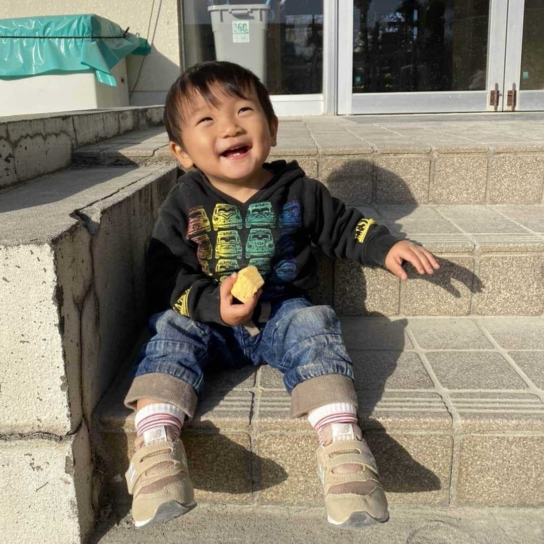 Kaori Takinoのインスタグラム：「1才3か月。 突発性発疹やりました。  随分少年になってきました。  どーーしてもこのnew balanceのベビーシューズが欲しくて。執念で手に入れました✨諦めないのが大事‼️  #ティモンディ高岸 #newbalance#ベビーシューズ#１才#1才3ヶ月#ニューバランス#ニューバランスベビーシューズ」