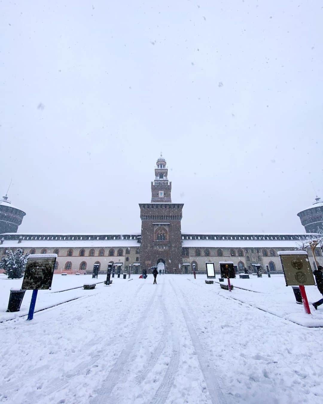 インテルナツィオナーレ・ミラノさんのインスタグラム写真 - (インテルナツィオナーレ・ミラノInstagram)「SNOW ❄️🏙 Let it snow, let it snow, let it snow in Milano ⚫🔵 #ForzaInter #MadeOfMilano」12月28日 22時49分 - inter