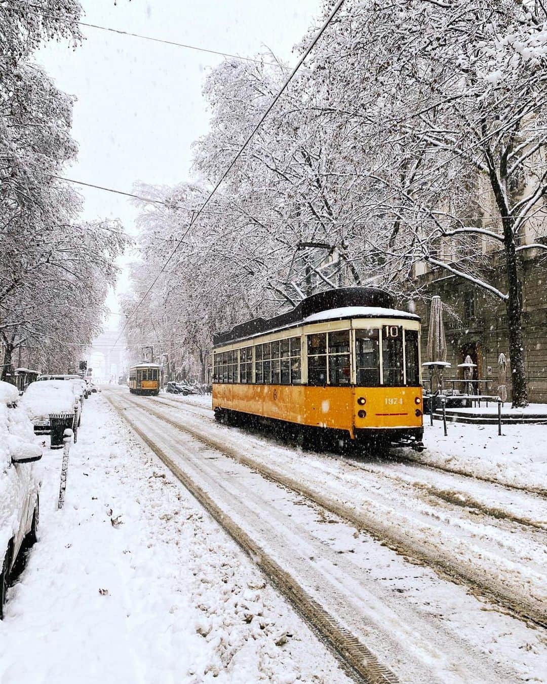 インテルナツィオナーレ・ミラノさんのインスタグラム写真 - (インテルナツィオナーレ・ミラノInstagram)「SNOW ❄️🏙 Let it snow, let it snow, let it snow in Milano ⚫🔵 #ForzaInter #MadeOfMilano」12月28日 22時49分 - inter