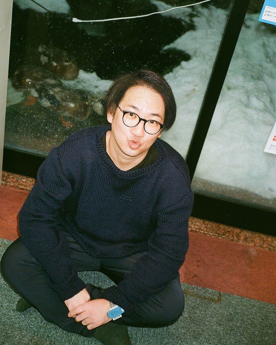 Cazumaxのインスタグラム：「Xmasプレゼントでまりりんから手編みのセーターを頂きましたので、山城大さんに撮っていただきました🎁📸  パターンも使わず僕の豊満なボディに合わせた世界にたったひとつのニット🧶🤍最高🤍  世の男性よ、手編みのニットというものは、とてつもない時間と労力が物理的にかかり、故に愛がこもっていることをしっかり理解していきましょう🔥 Photography: @dai.yamashiro  #contaxt2」