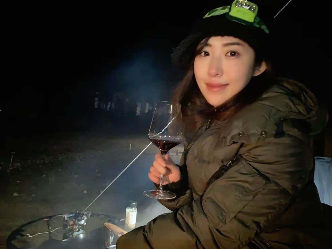 千代田唯さんのインスタグラム写真 - (千代田唯Instagram)「キャンプワイン🍷🏕 初めてのキャンプに極寒の中行ってきました☃️ さーむーいー！！  ワインはX japan ヨシキさんの Y by yoshiki カベルネソーヴィニオン2017（姫ラジメンバーに頂きました💗）  お肉を中心に焼いたのでカルフォルニアのしっかりめで☺️ カルフォルニアワインは飲みやすいからワインを普段飲まない人でも楽しめるのでアウトドアに万能！ でも、温度がマイナスだったから冷えすぎが気になるところ、、、😂 火の横に置いて置かないとです🍷  あっそうそう！！ ほりにしっていうアウトドア用スパイスが万能すぎて絶対買うと決めた人🙋‍♀️✨  冒険家みたいな格好ですが、、 防寒もライトも 備えあればうれいなしってこの事だね🐰🌸  #ybyyoshiki#キャンプ#キャンプコーデ#カルフォルニアワイン#キャンプワイン#キャンプ飯#アウトドア#xjapan #ミスワイン#ワインエキスパート#ワイン大好き#ワイン会#ワイン女子#ワイン好きな人と繋がりたい#ワインのある暮らし#ワインスタグラム #神主 #神主アイドル#ワインのある暮らし #デザートワイン#wine#winelover#japanesegirl#ほりにし#camping」12月28日 17時26分 - chiyodayui0920