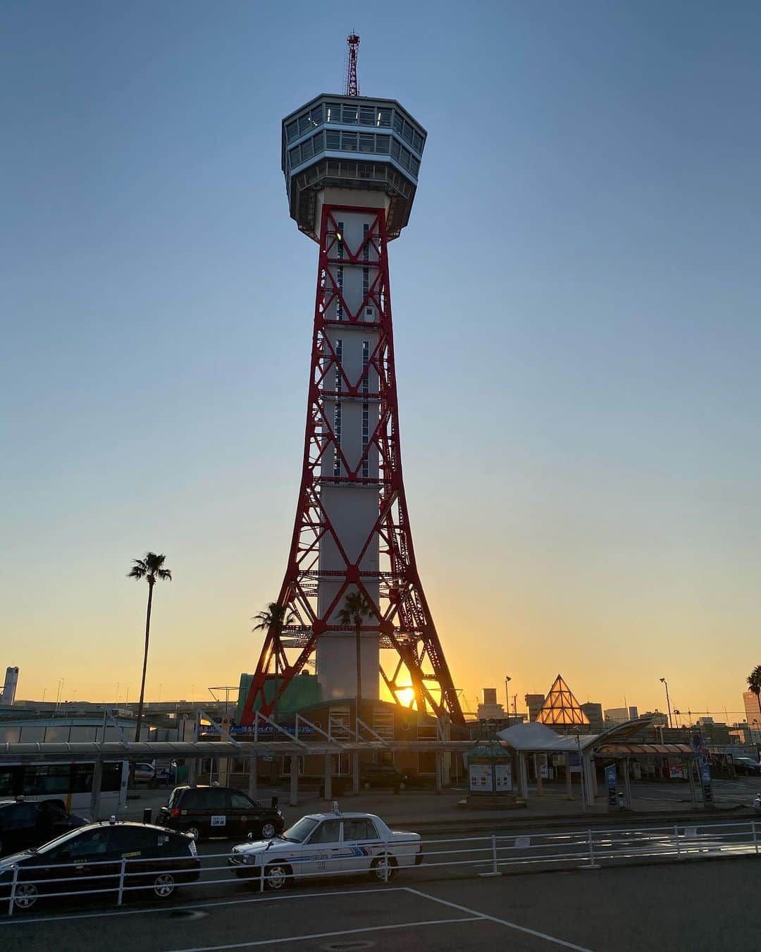 栗田善太郎のインスタグラム：「日が暮れる。 いつもなら島へ帰る人達でごった返す博多埠頭がやはり静かです。 タクシーも少ない、、  CROSS FM URBAN DUSKは 大晦日まで通常放送です。 今夜も18時から生放送。」