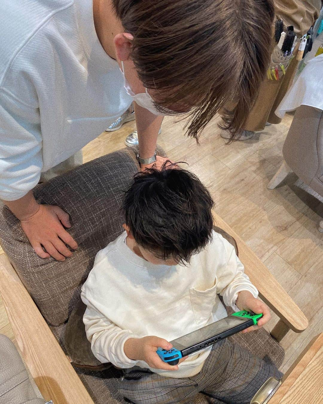 佐藤優里亜さんのインスタグラム写真 - (佐藤優里亜Instagram)「息子カット✂︎ ・ 年明け前にさっぱりと。 穂高さんに完全お任せ。 オシャレすぎてびっくり！🥺✨ ・ 髪型で本当に垢抜けますね。 子供も大人も！ ・ なんだかすごくお兄さんになったよう。 ・ ゼルダ無双の話で大盛り上がりの、息子と穂高😂😂 @hodaka  ・ #キッズカット #キッズカット男の子 #キッズヘア #息子 #男の子髪型 #男の子ファッション」12月28日 17時19分 - yuriang_