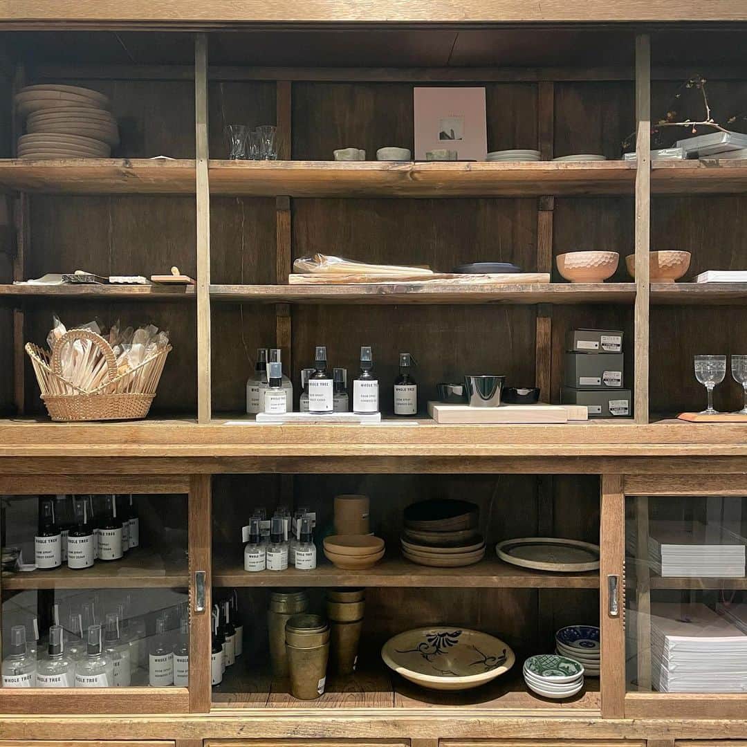 のインスタグラム：「スタイリスト黒田美津子さんによる本誌連載「upcycling」。そこから発想、発展して制作された書籍『tangent 接点』。その刊行記念イベントがきょう12月28日から、代官山蔦屋書店で開かれています。 全国のショップや工房のアイテムがこのためにセレクトされて並ぶほか、黒田さんが主宰する『Laboratoryy』からオリジナルやダブルネームの製品も。(本誌の過去号もあります)  「つないで生かす、暮らし」POP UP STORE  代官山蔦屋書店 1号館1階 会期: 12/28～1/25  #andpremium #アンドプレミアム #黒田美津子 #tangent #代官山蔦屋書店」