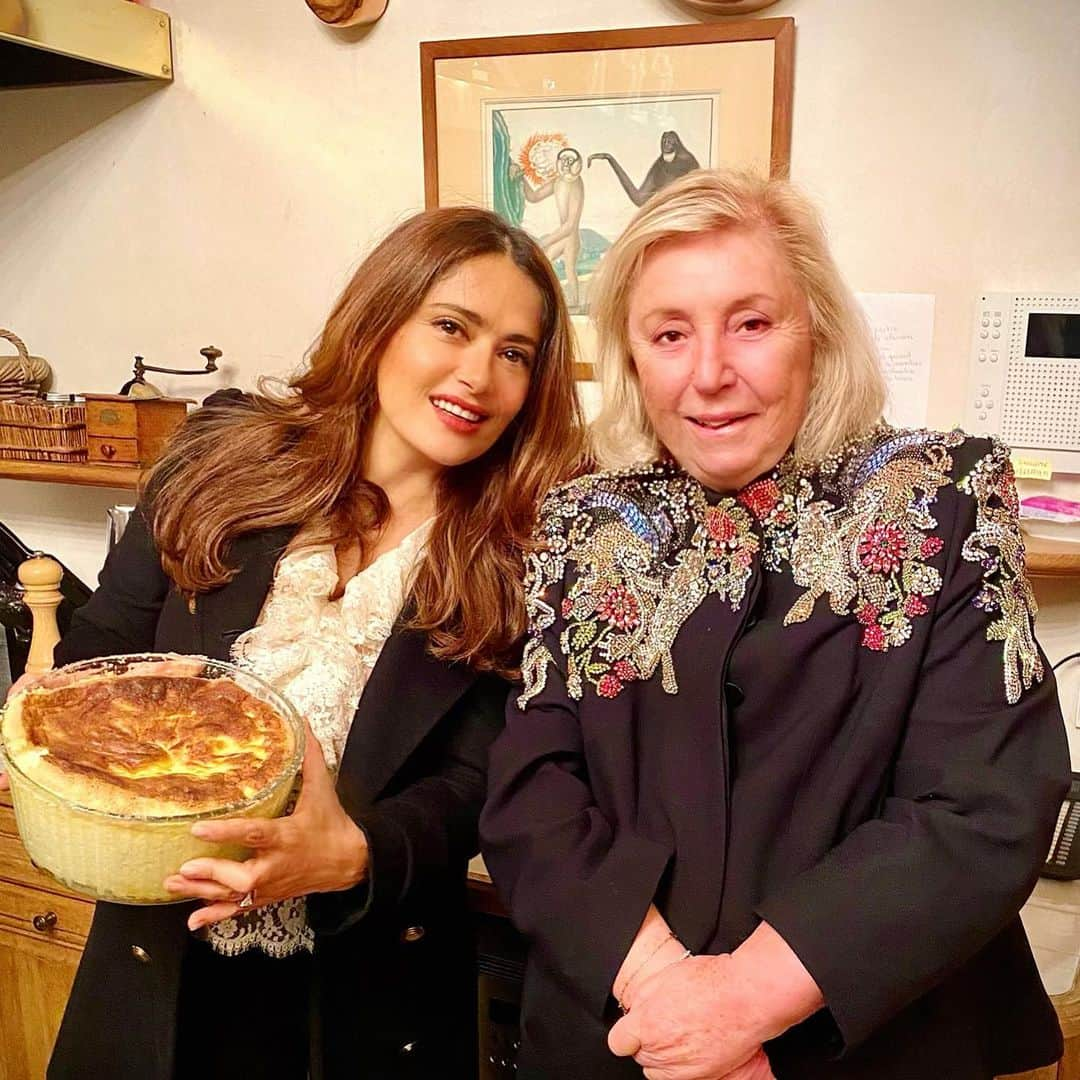 サルマ・ハエックさんのインスタグラム写真 - (サルマ・ハエックInstagram)「Dinner at my mother-in-law, it is always a sublime experience ! Dîner chez Maryvonne ma belle-mère est toujours une expérience sublime ! La cenas en casa de mi suegra, siempre son una experiencia sublime! #soufle #foodie #motherinlaw」12月28日 17時21分 - salmahayek